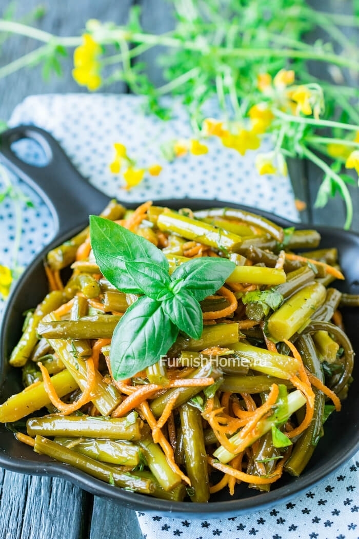 Чесночные стрелки с морковью по-корейски