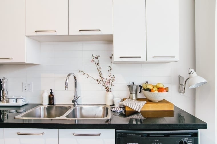 10 способов избавиться от ужасного запаха в кухонной раковине