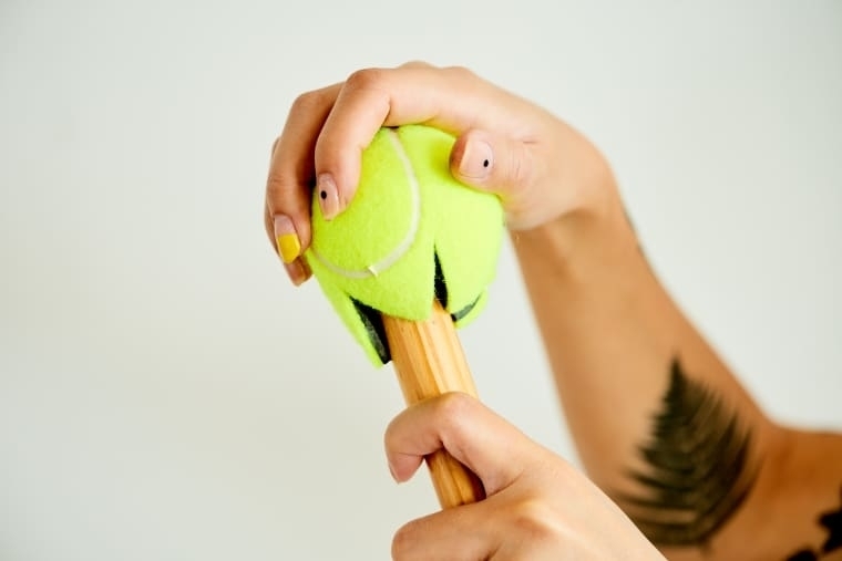 Прикрепите теннисный мяч к концу вашей швабры, чтобы сделать супер-инструмент для чистки пола