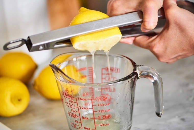 Используйте щипцы для сока лимонов и лаймов