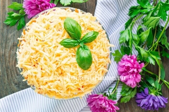 Салат из консервированного тунца с маринованными огурцами