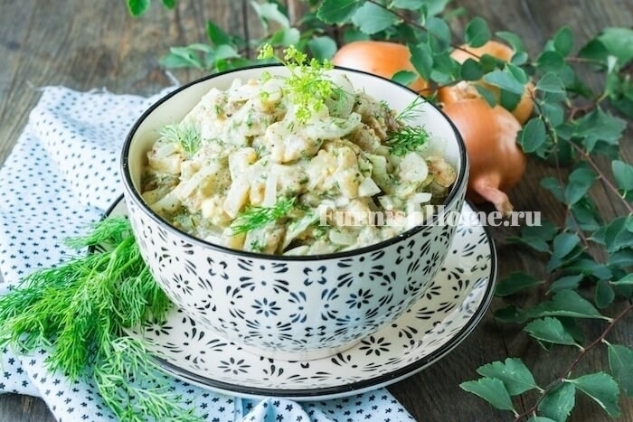 Салат с баклажанами, маринованным луком и яйцами