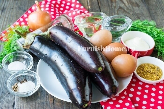 Салат с баклажанами, маринованным луком и яйцами