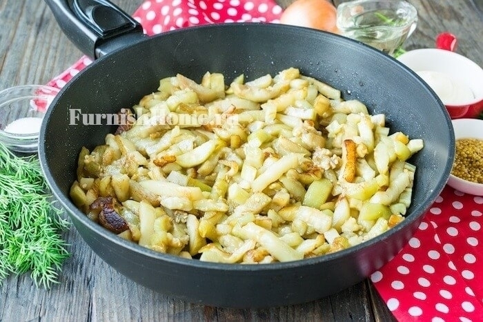 Салат с баклажанами, маринованным луком и яйцами