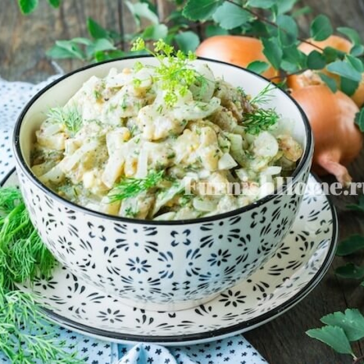 Салат с баклажанами, маринованным луком и яйцами