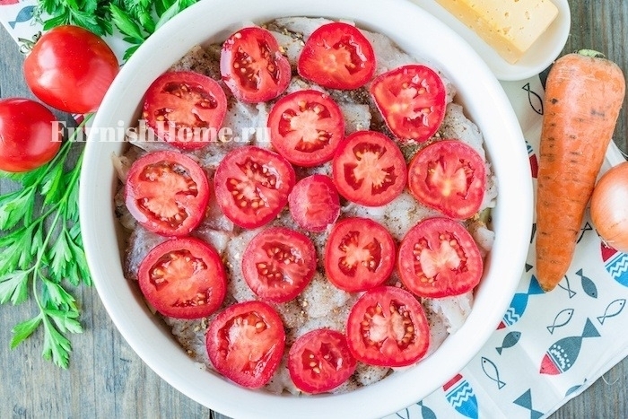 Хек запеченный с овощами и твердым сыром в духовке