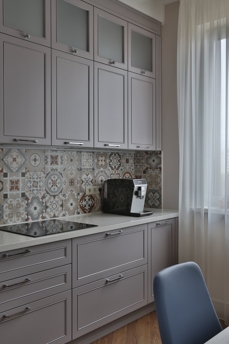 Дизайн квартиры с серой кухней с мозаикой