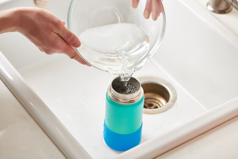 Как нужно мыть многоразовую бутылку воды