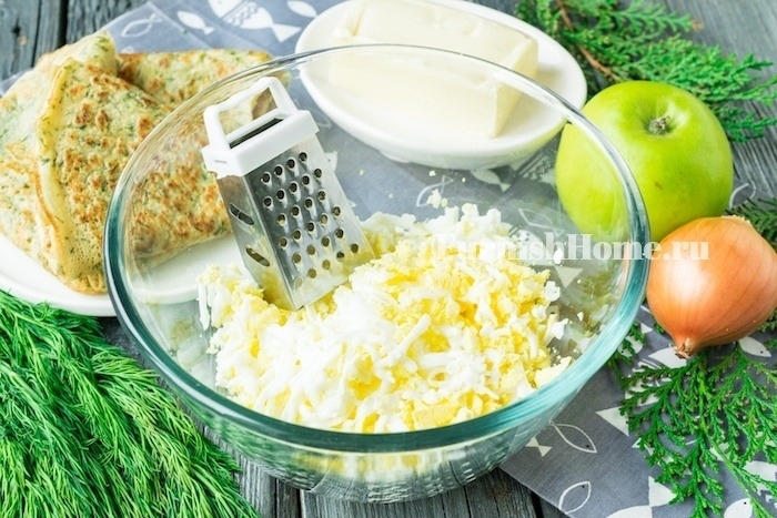 Блинные роллы с форшмаком из сельди с яблоком
