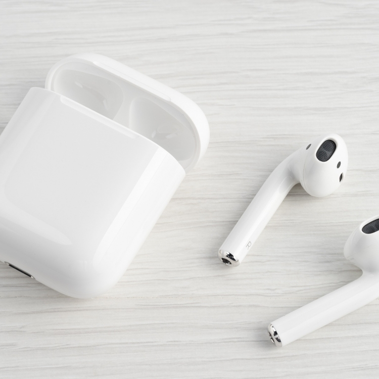 Все, что вам нужно знать о чистке наушников AirPods (и что делать с ушной серой)