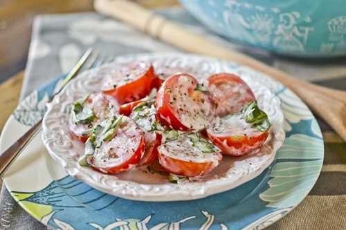 Вкусный салат с черри и сливочно-базиликовой заправкой