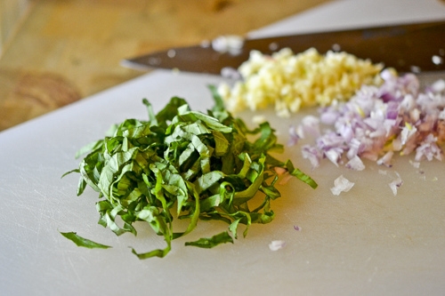 Вкусный салат с черри и сливочно-базиликовой заправкой