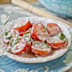 Вкусный салат с черри и сливочно-базиликовой заправкой