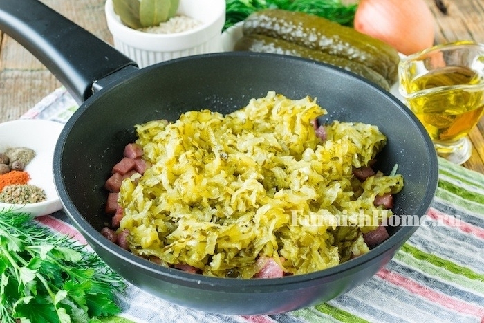 Суп с копченой колбасой и маринованными огурцами