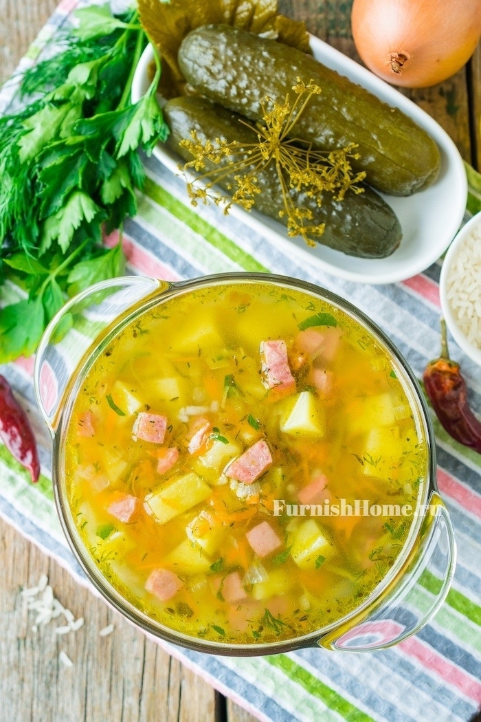 Суп с копченой колбасой и маринованными огурцами