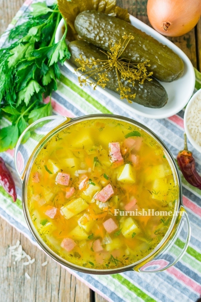 Суп с копченой колбасой и маринованными огурцами