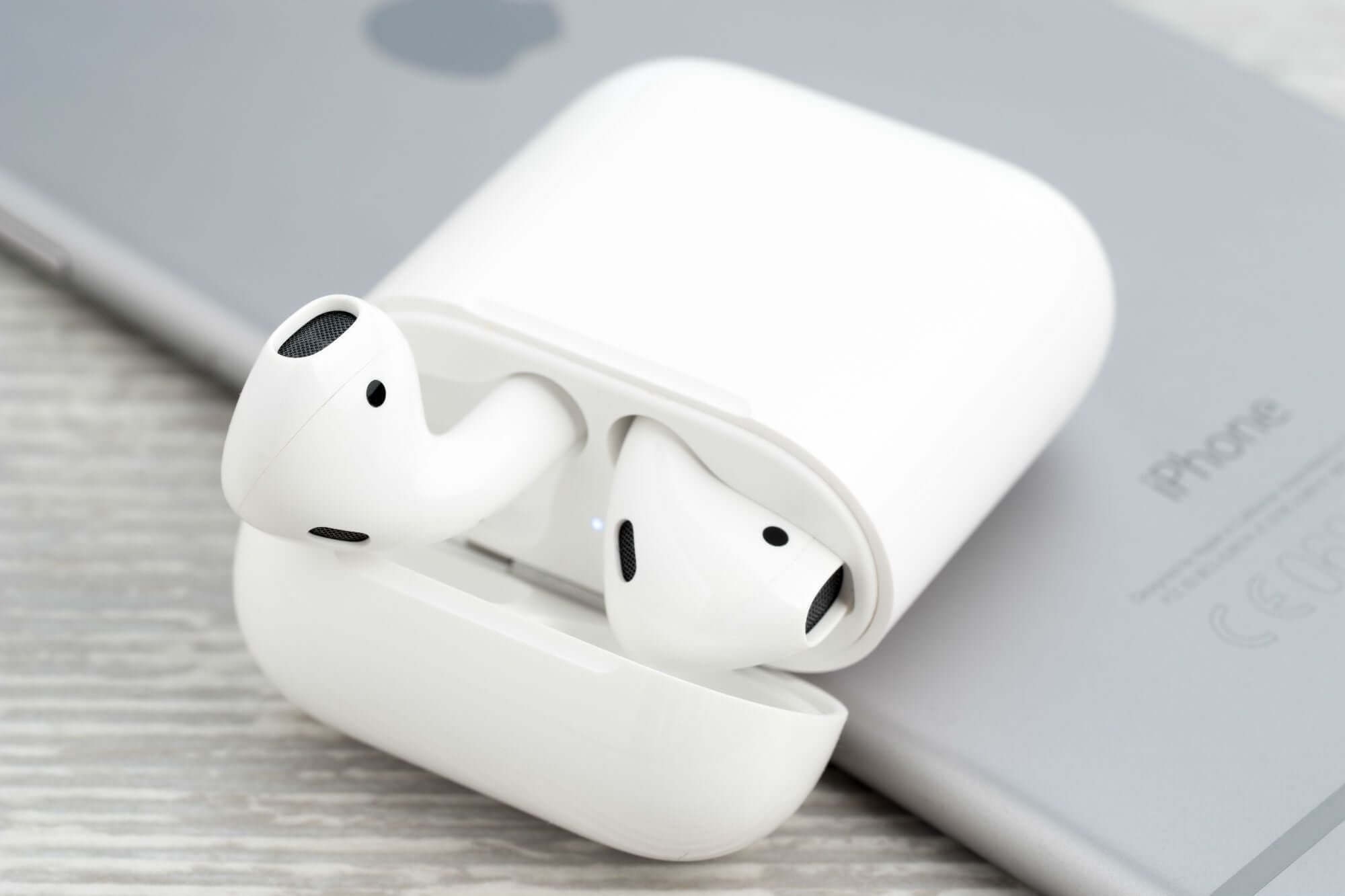 Как чистить AirPods: наушники будут как новые