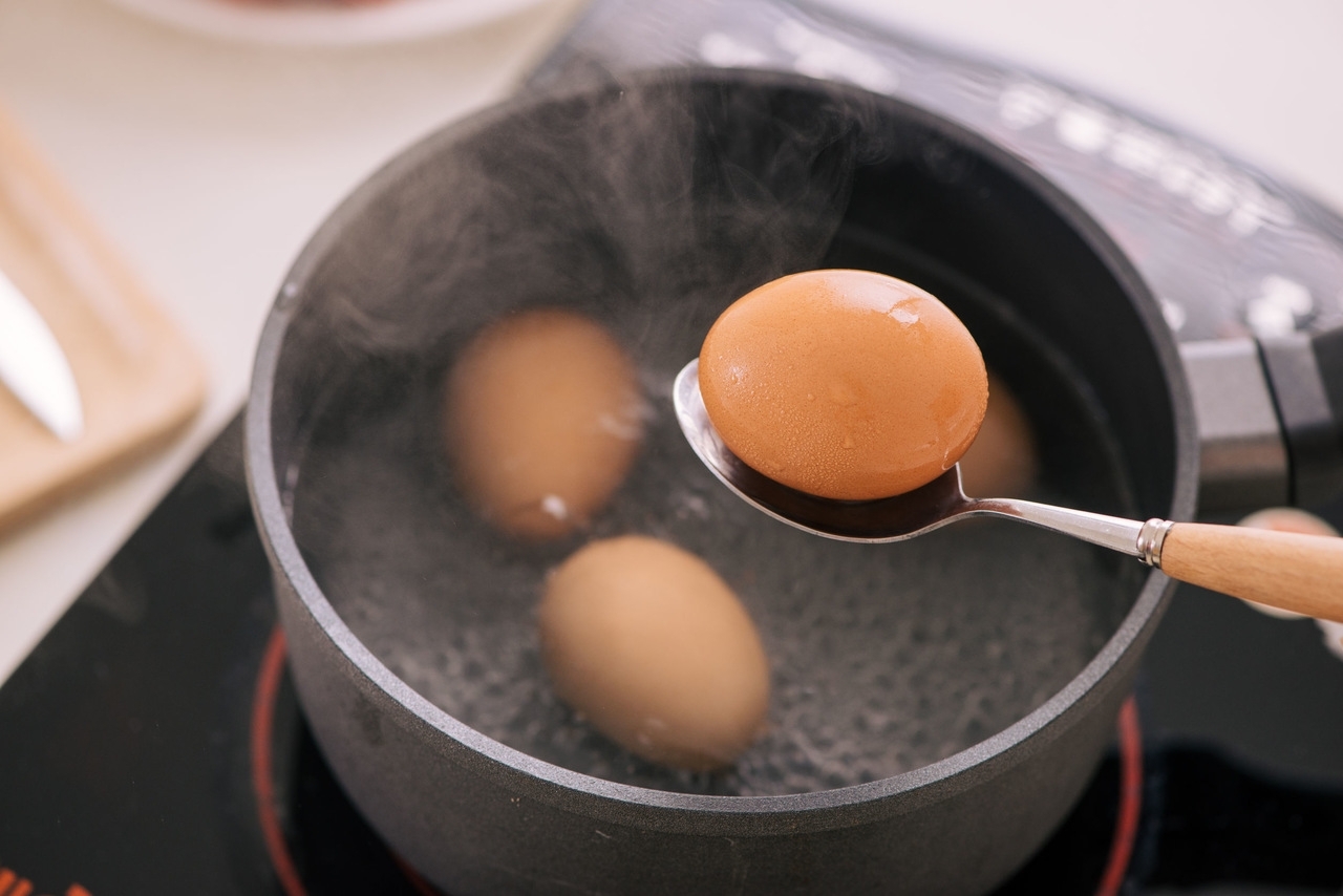 Почему нельзя выливать в раковину воду после варки яиц?