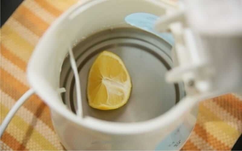 Чистим чайник: лимонная кислота в помощь