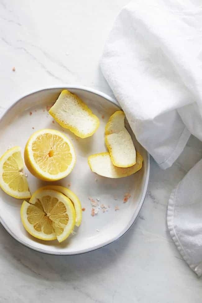 10 недорогих, но эффективных способов уборки с помощью лимона
