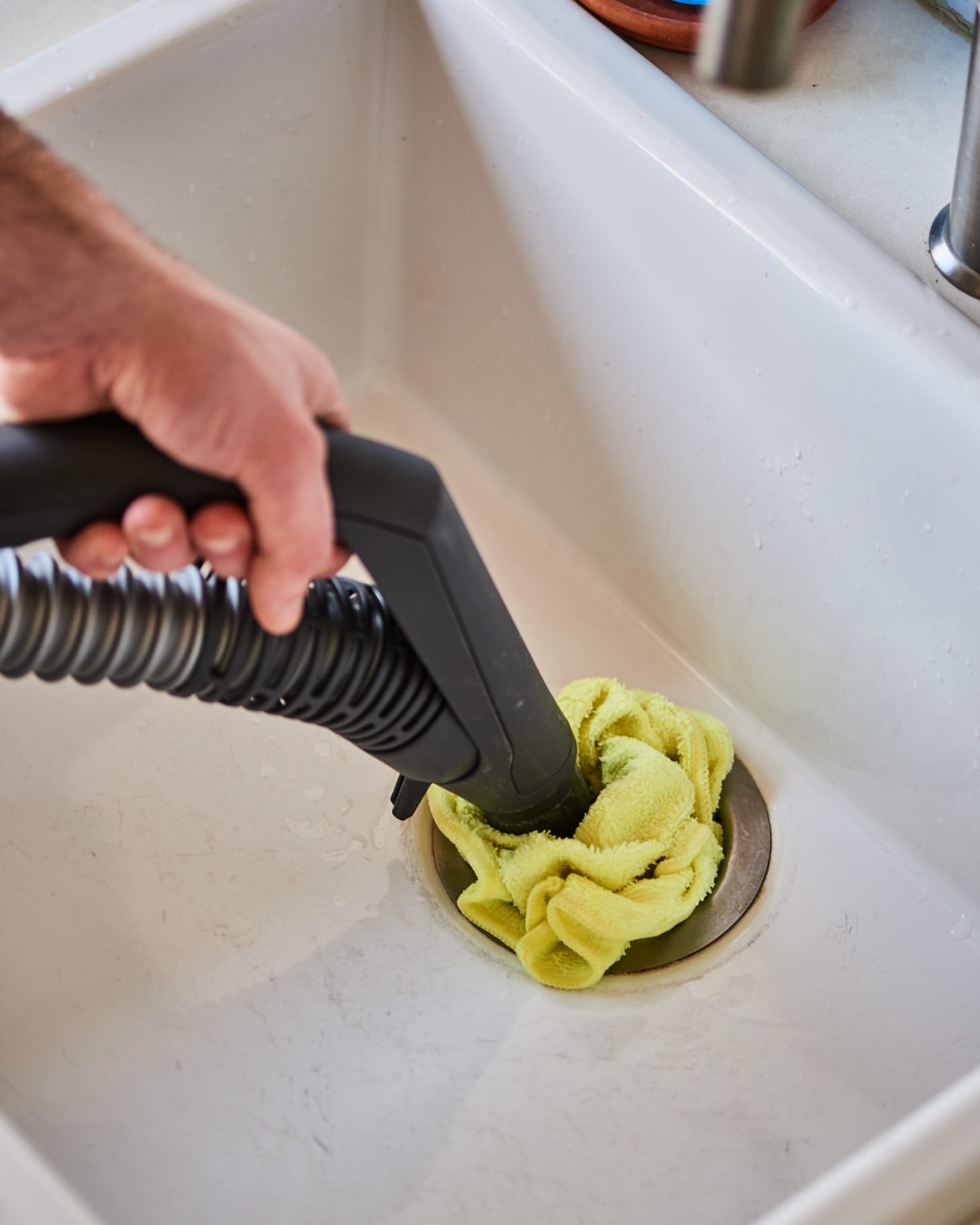 Попробуйте трюк с мокрым полотенцем и пылесосом, чтобы прочистить сток (без каких-либо химикатов)
