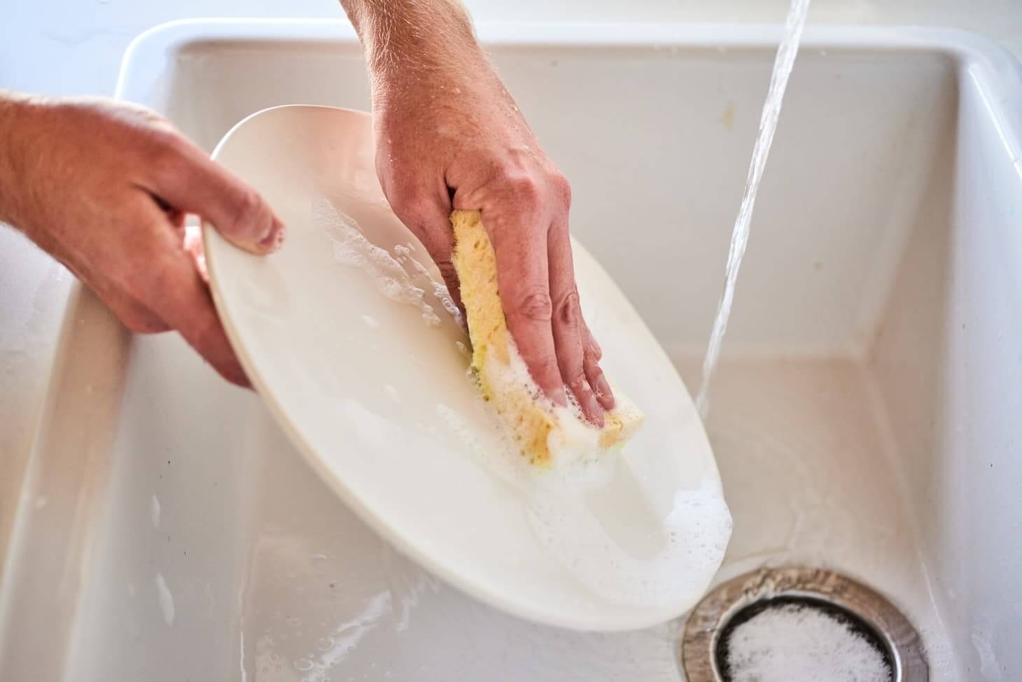 Бесплатный и легкий способ сделать вашу губку для мытья посуды менее грязной 