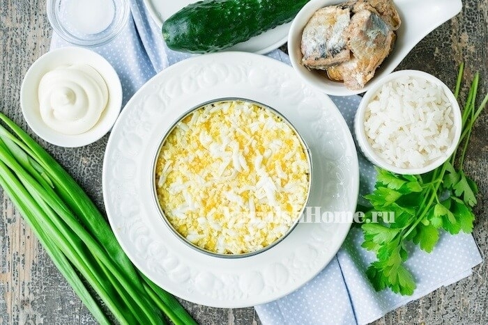 Салат из риса и рыбной консервы