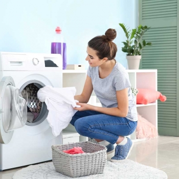 Стирка белого белья: методы отбеливания в стиральной машинке и вручную
