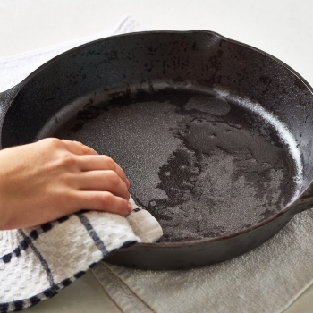 Как очистить чугунную сковородку снаружи и внутри