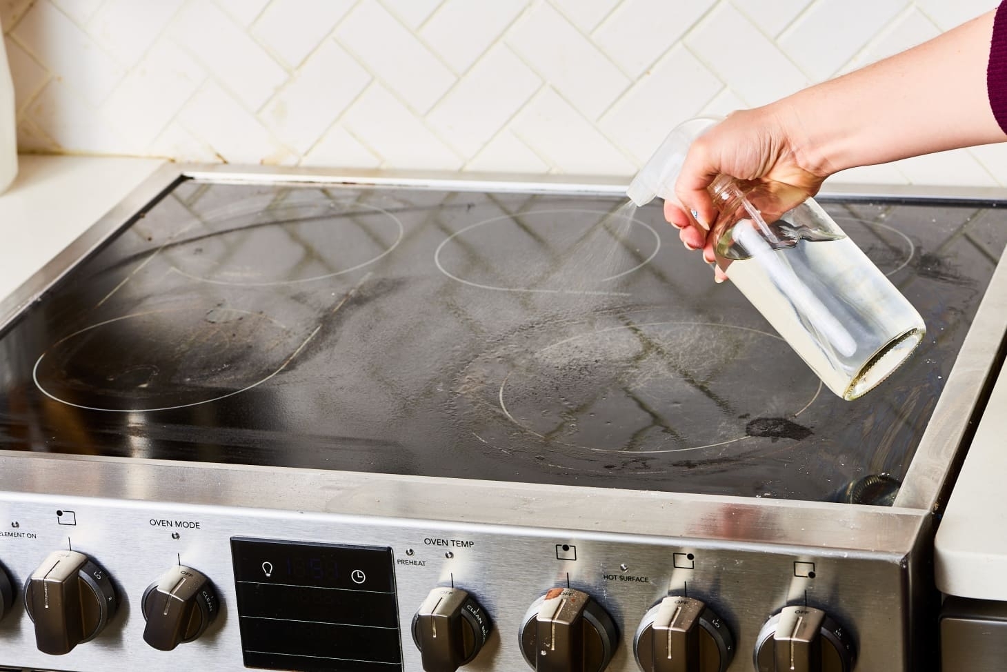 Нетрадиционный инструмент, который можно использовать для очистки кухонной плиты