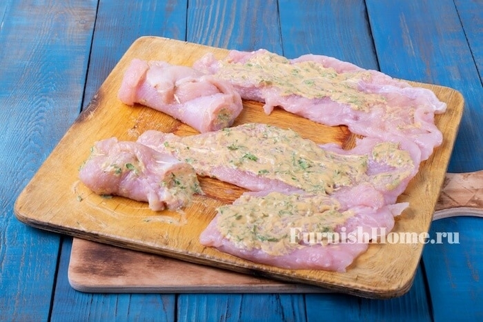 Салат с рулетиками из индейки