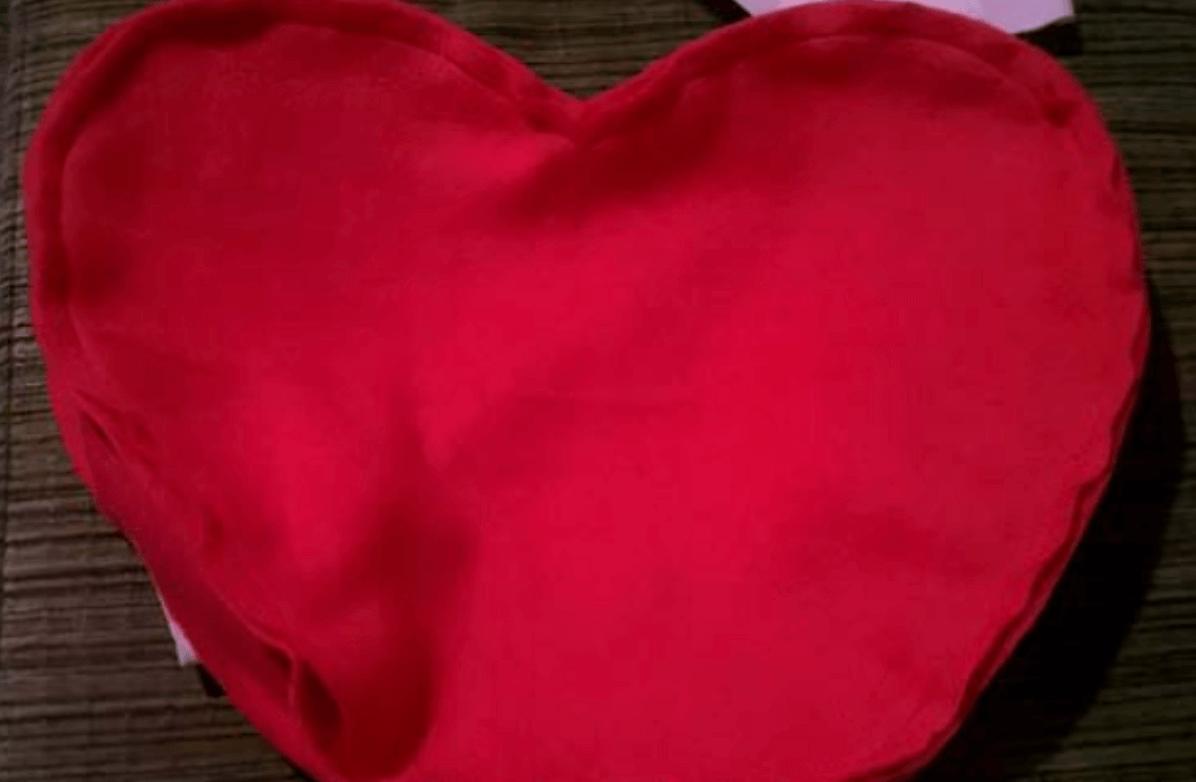 Шьем подушки в виде сердца: подарок ко Дню святого Валентина, милый декор своими руками