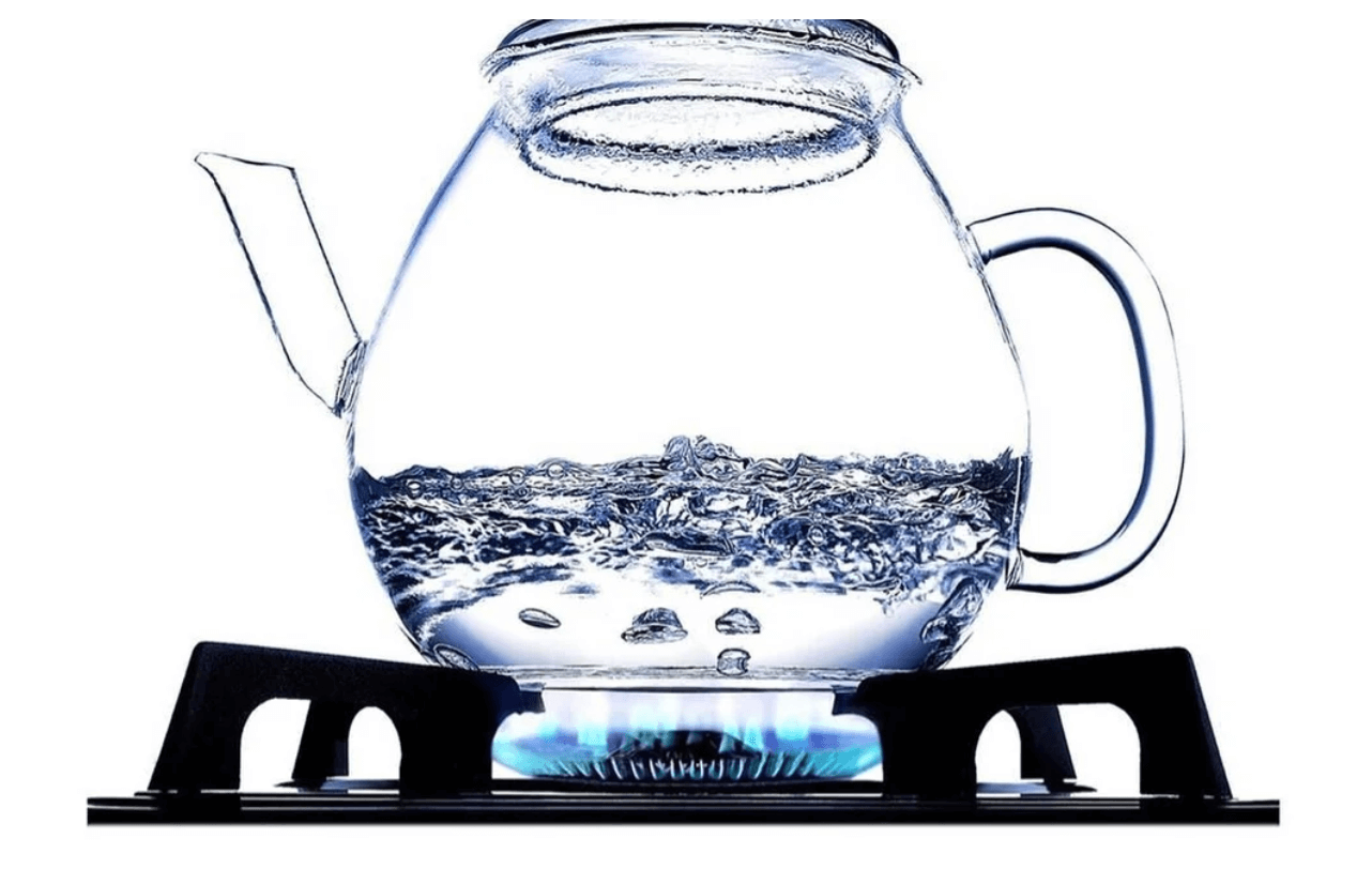 Дистиллированная вода в утюге: польза или вред?