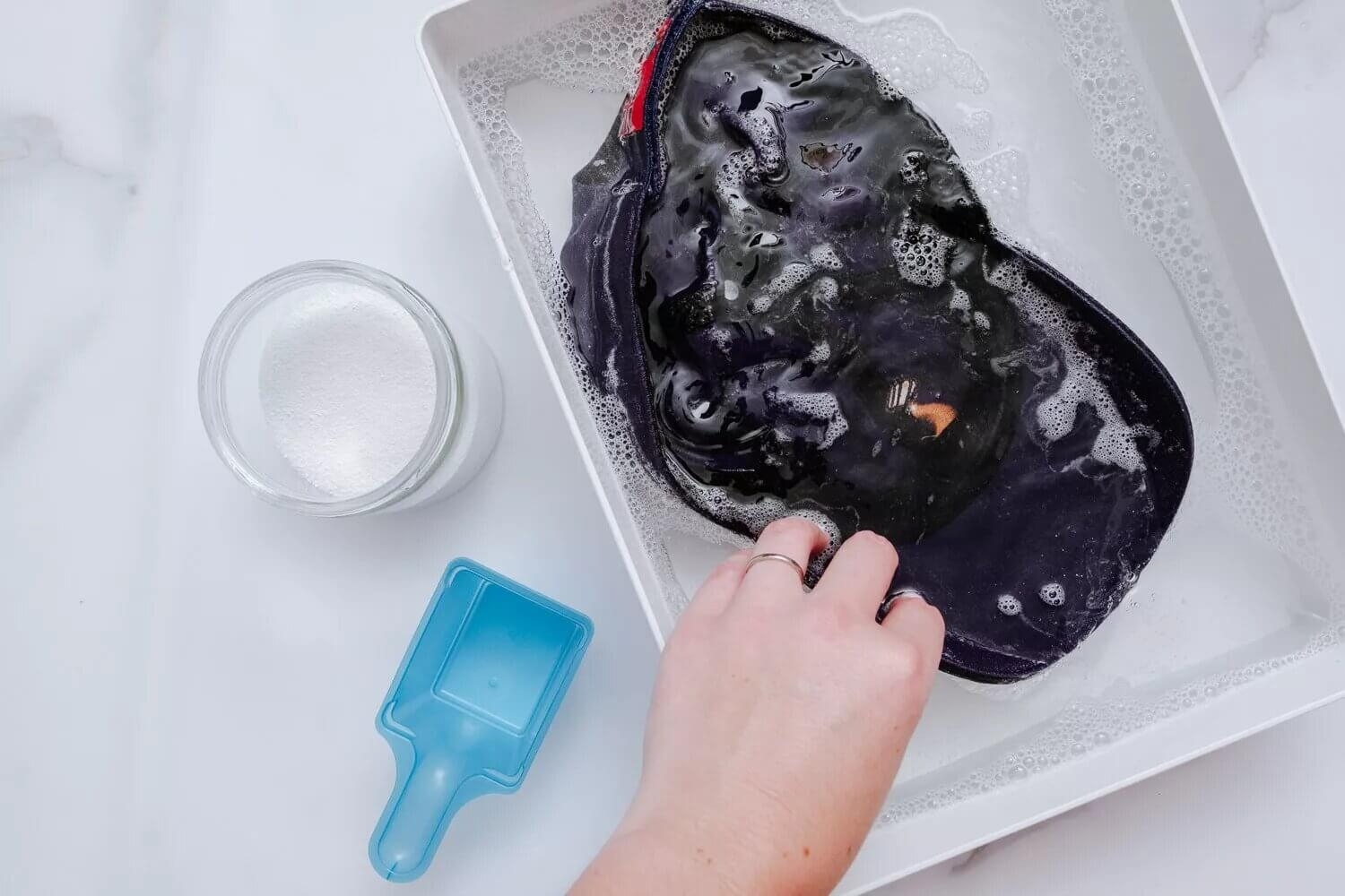 Как стирать кепку в машинке: можно ли это делать или лучше постирать вручную?