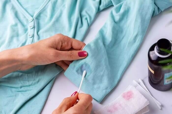 Простые и эффективные лайфхаки: как удалить засохший лак для ногтей с одежды