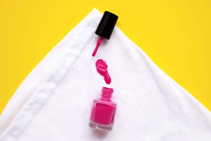 Простые и эффективные лайфхаки: как удалить засохший лак для ногтей с одежды