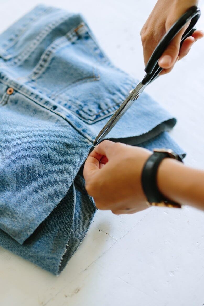 Модный летний образ: короткие шорты из старых джинсов своими руками