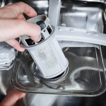 Как очистить фильтр посудомоечной машины, чтобы ваша посуда всегда блестела