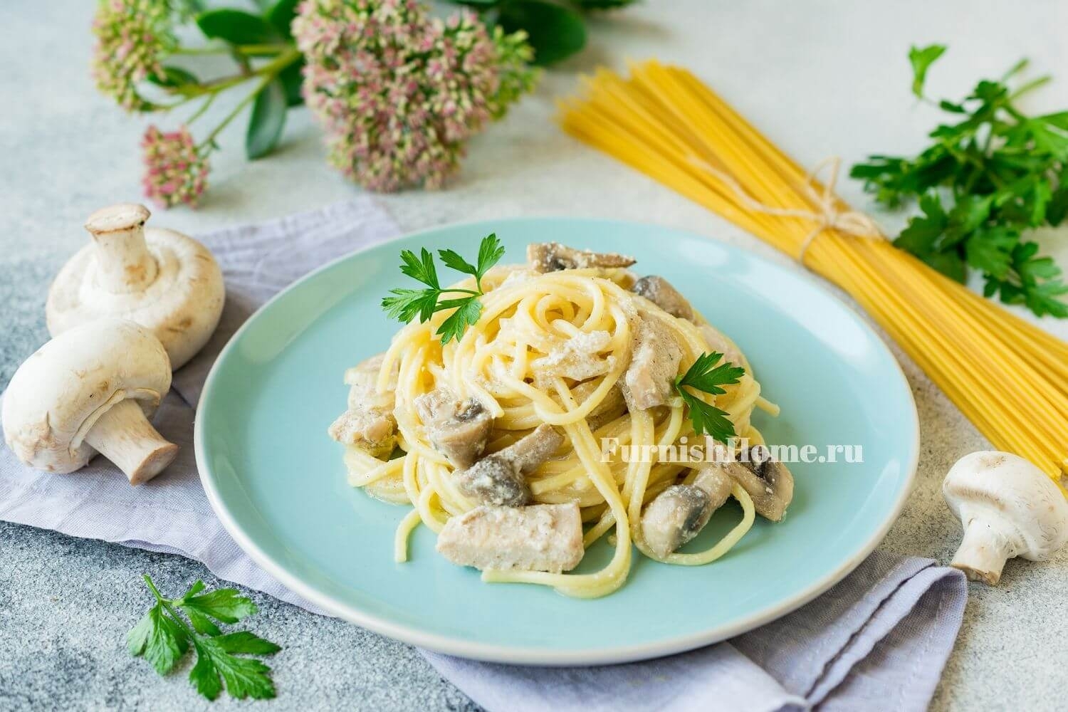 Паста с курицей и грибами в сливочном соусе