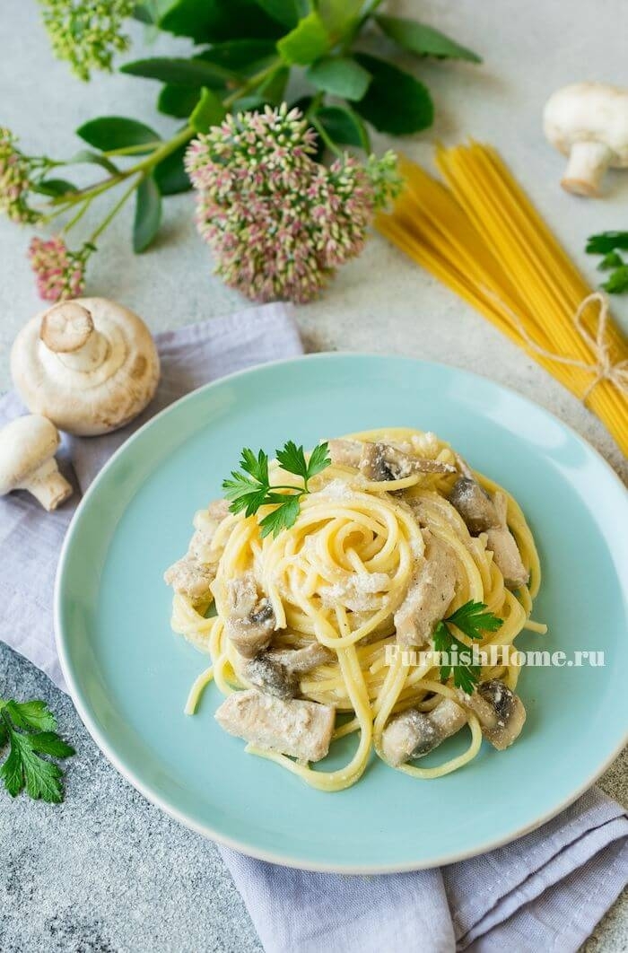 Паста с курицей и грибами в сливочном соусе