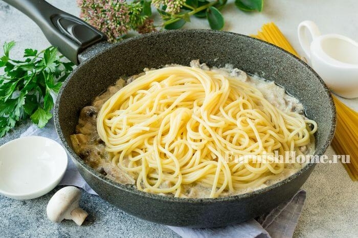 Паста с курицей и грибами в сливочном соусе