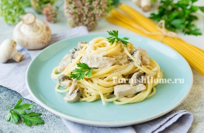 Паста с курицей и грибами в сливочном соусе