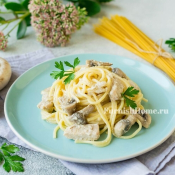 Паста с курицей и грибами в сливочном соусе