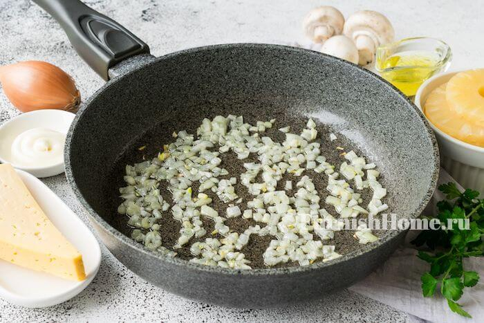 Салат с курицей, грибами и ананасами