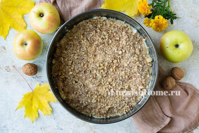 Пирог с яблоками и орехами