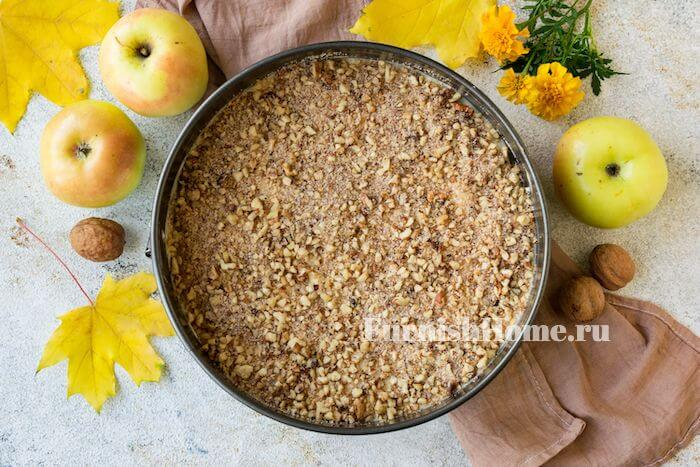 Пирог с яблоками и орехами