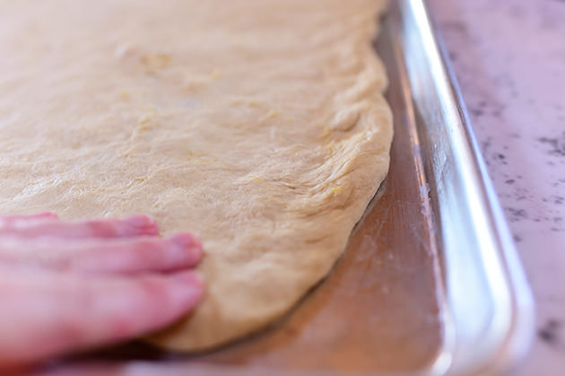 Домашняя пицца с курицей и авокадо