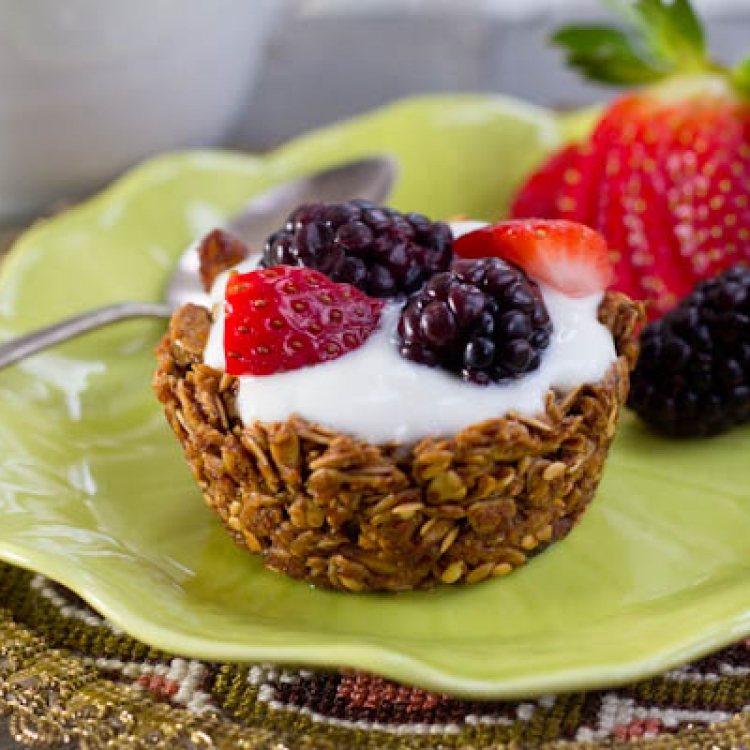 Полезный и вкусный завтрак: овсяные корзиночки с миндалем и ягодами