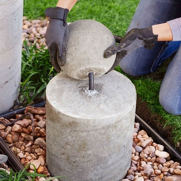 Оригинальная идея для дачи: фонтан в форме шара из бетона