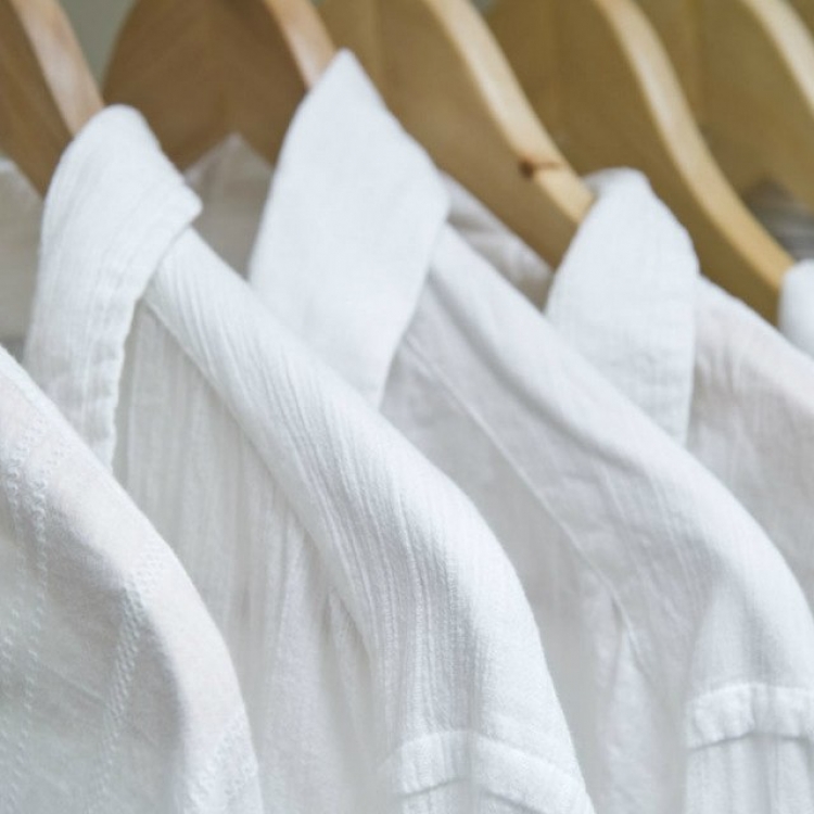 Как избавиться от пятен пота на белых рубашках
